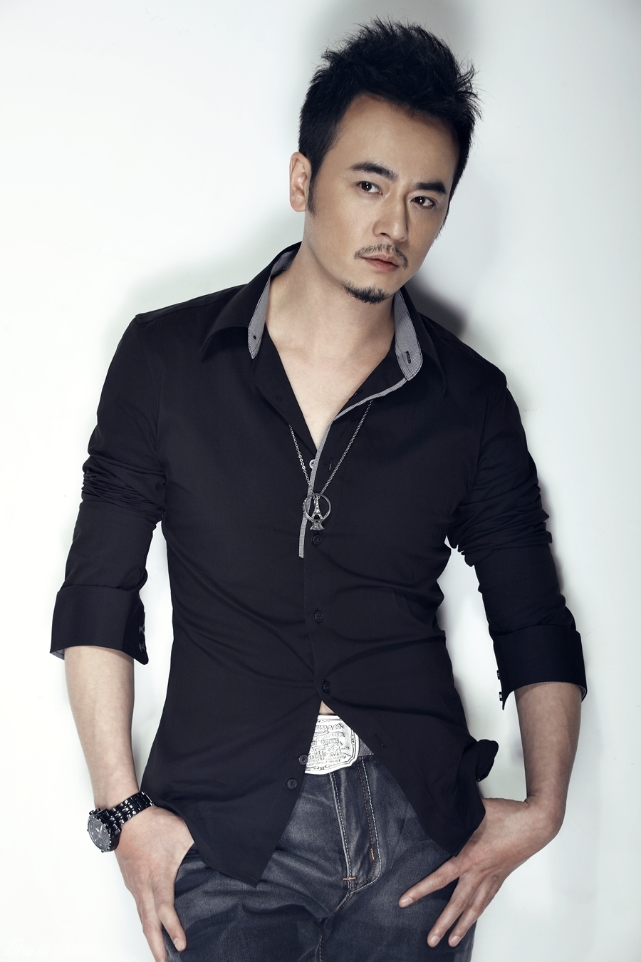 组图:姚卓君写真休闲型男范亮眼