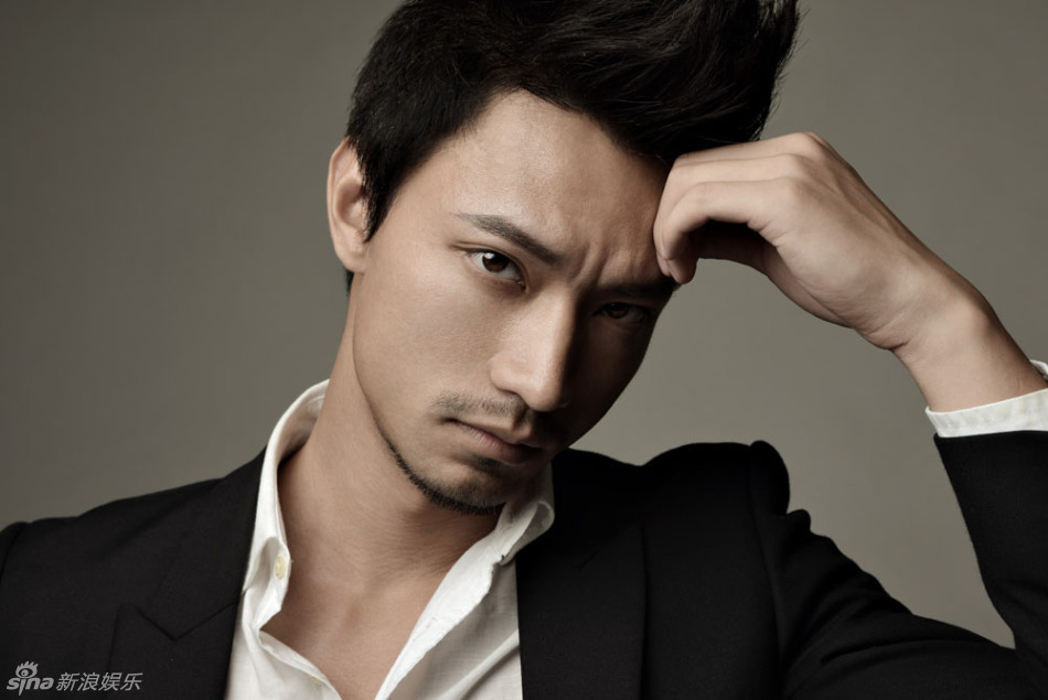 新浪娱乐讯 电影《猫》男主角江洋最近一组俊朗写真新鲜出炉,双色型男