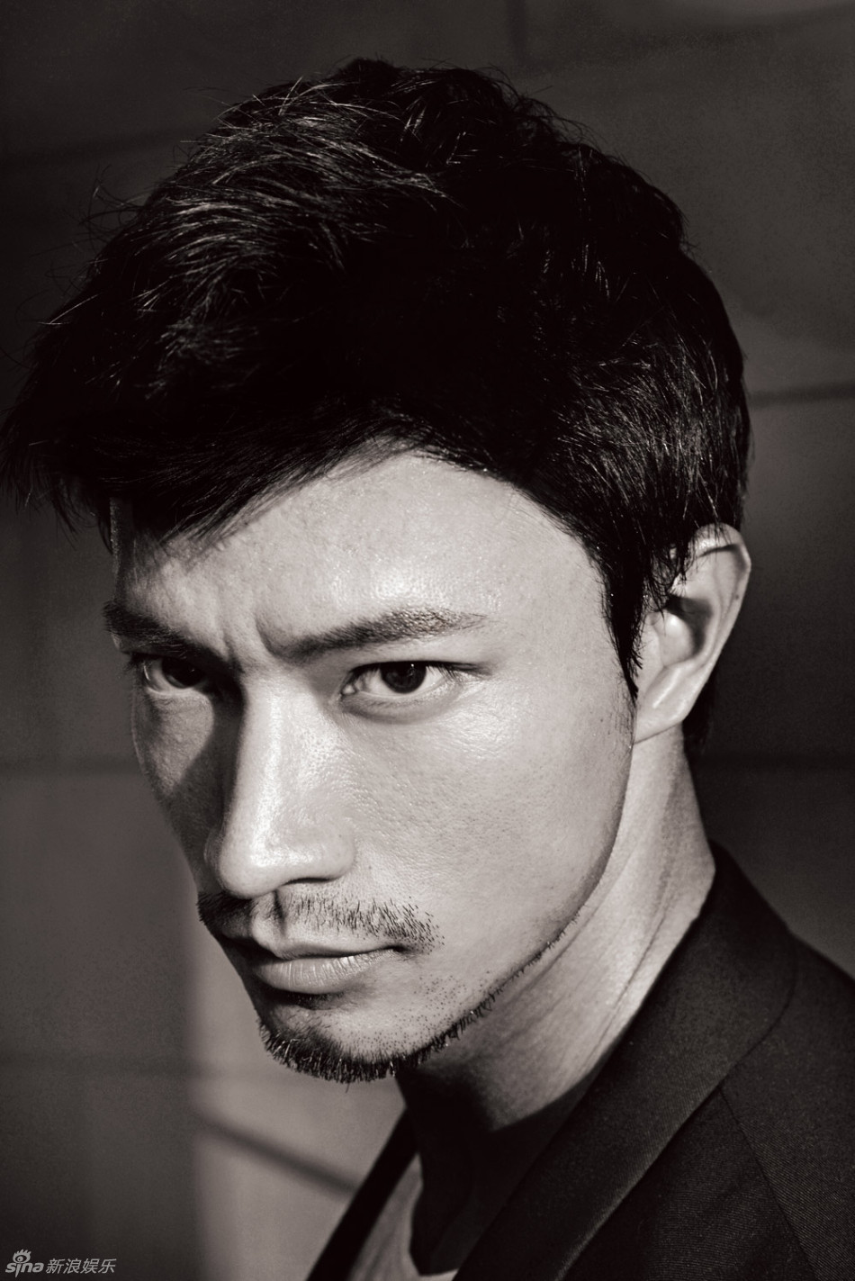 新浪娱乐讯 电影《猫》男主角江洋最近一组俊朗写真新鲜出炉,双色型男