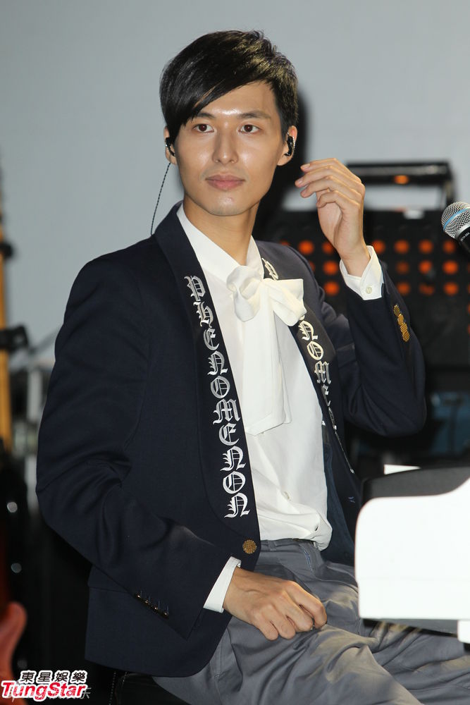 组图:严爵开唱破球而出 频频忘词尴尬呐喊_高清图集_新浪网