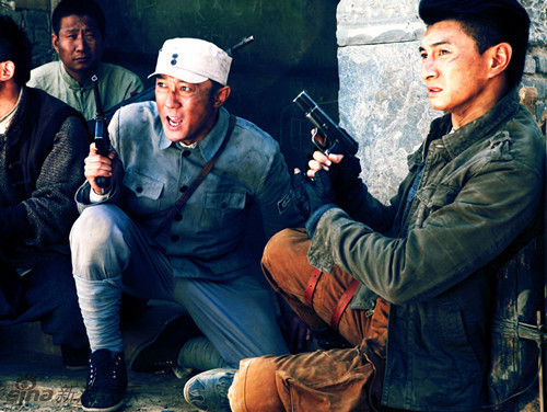 电视剧《向着炮火前进》正在全国多家地面频道热播,王新饰演独立三团