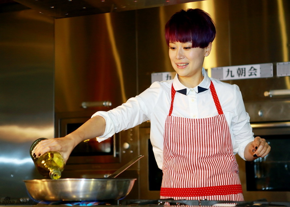 组图:海清小沈阳《后厨》庆功比拼厨艺_高清图集_新浪网