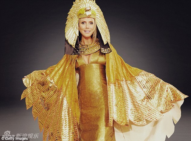 超模海蒂-克鲁姆埃及艳后装筹备万圣节派对