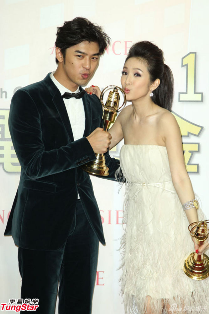 组图:金钟新科视帝后陈柏霖林依晨后台拥抱庆祝_高清图集_新浪网