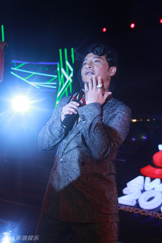 近日,陈志朋以一袭耀眼蓝色西装搭配复古发型亮相时尚活动红毯,并演唱