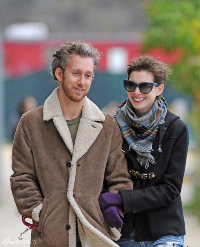 组图:安妮-海瑟薇与丈夫甜蜜轧马路_高清图集_新浪网