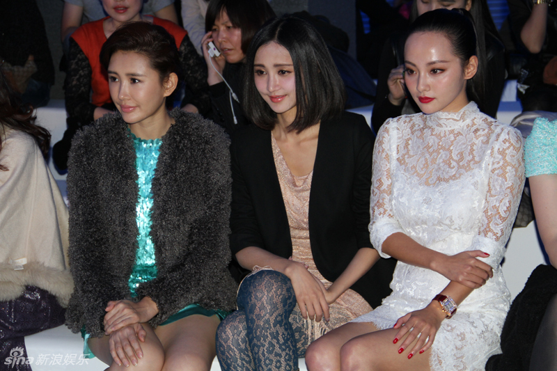 组图:张歆艺干练搭配现身服装秀 与董璇玩手机自拍_高清图集_新浪网