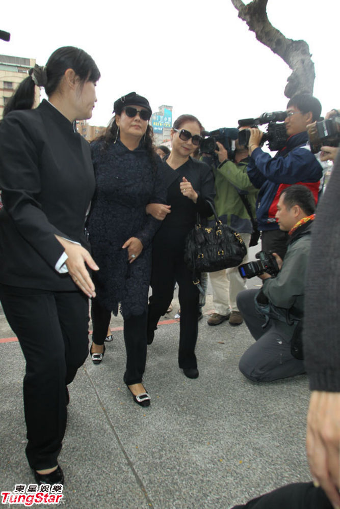 组图:大小s父亲追悼会 亲家张兰亲赴台好友来悼念_高清图集_新浪网