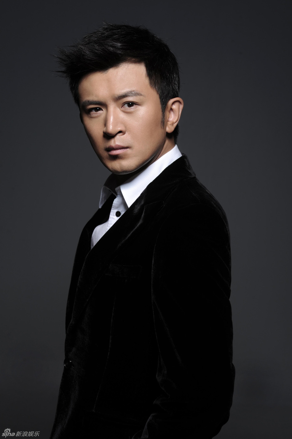 郭家铭曝时尚写真 玩转黑色浪漫