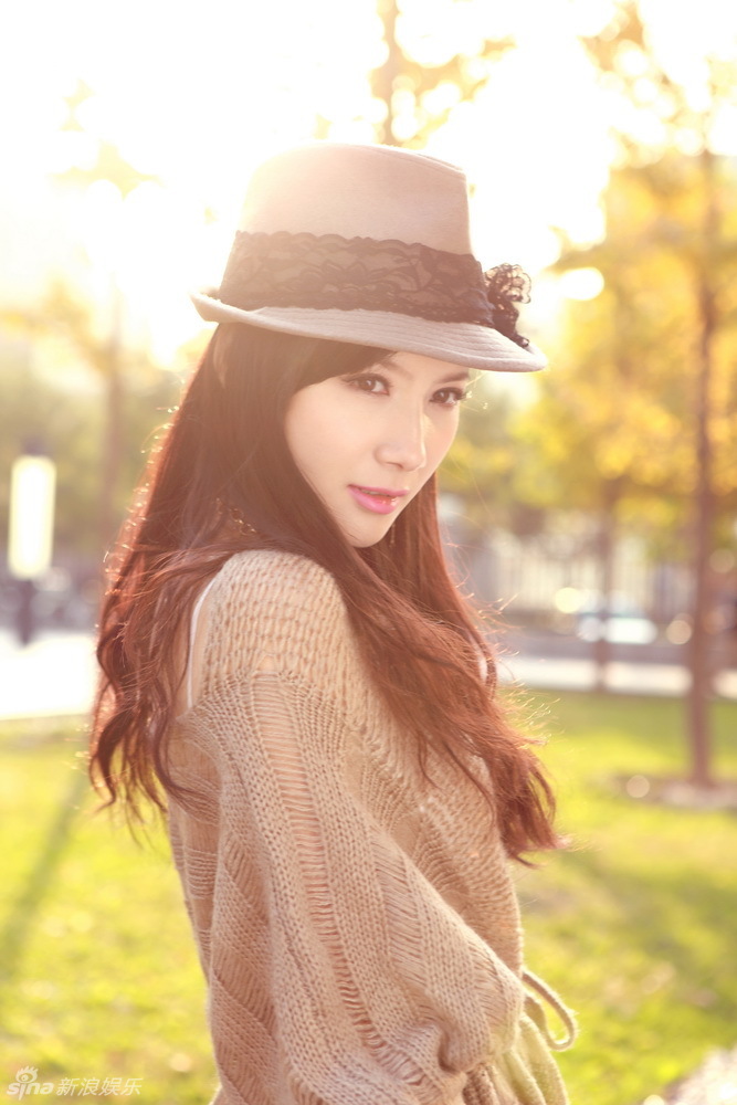 新浪娱乐讯 近日,演员歌手徐立拍摄了一组秋日街拍,穿着毛衣外套的她