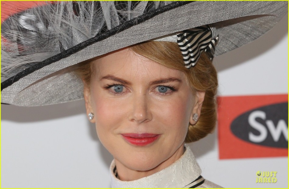 组图:妮可-基德曼贵妇扮相抢眼 当众脱鞋无损优雅_高清图集_新浪网