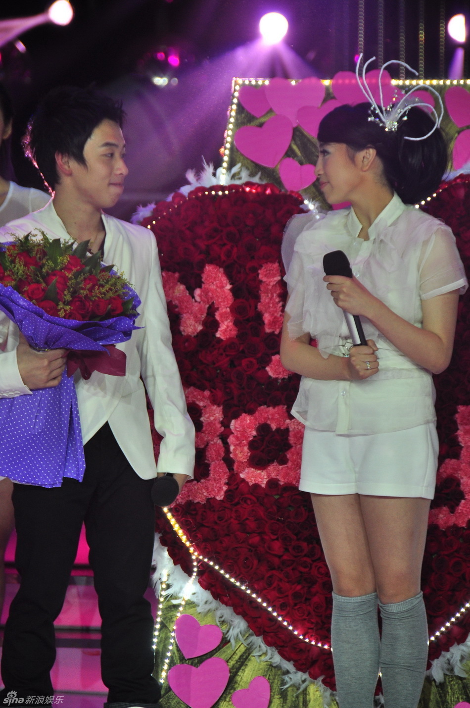 在11月4日《百变大咖秀》录制现场,邹凯手捧鲜花向女友周捷求婚
