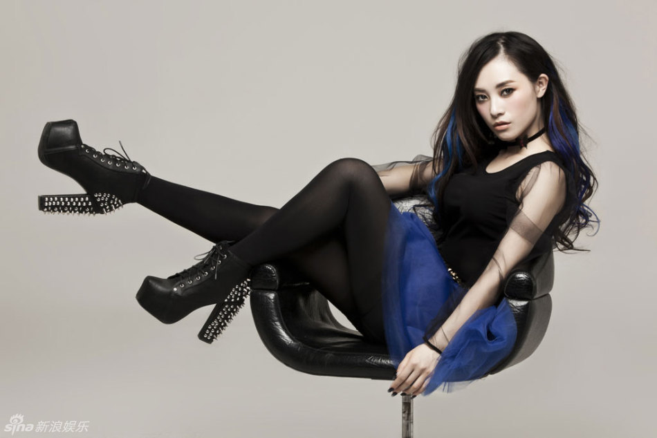 汤晓菲曝光秋日写真 朋克造型尽显狂野