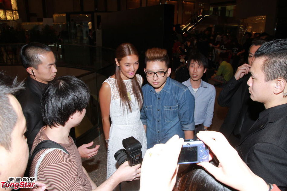 乐基儿与粉丝合影