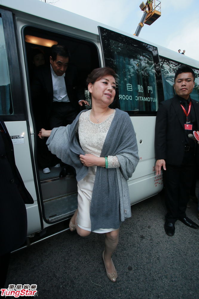 高清图:郭晶晶霍启刚8日注册 闪钻迷人美背抢镜