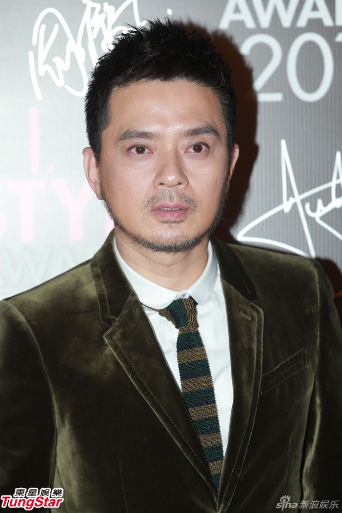 组图:蔡卓妍笑指男友胸大要戴bra_高清图集_新浪网