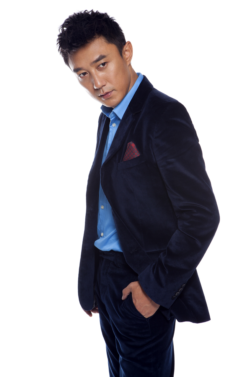 组图:王新曝阳光写真时尚优雅_高清图集_新浪网