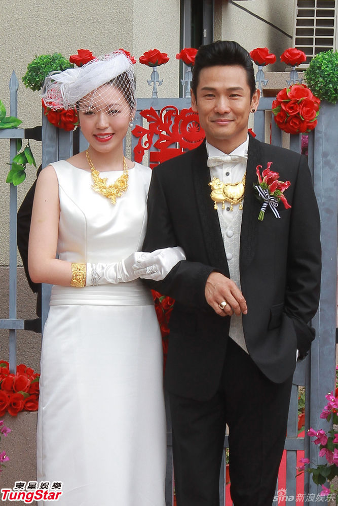 1 / 24 新浪娱乐讯 11月11日,50岁的杜德伟在"光棍节"举行婚礼,迎娶