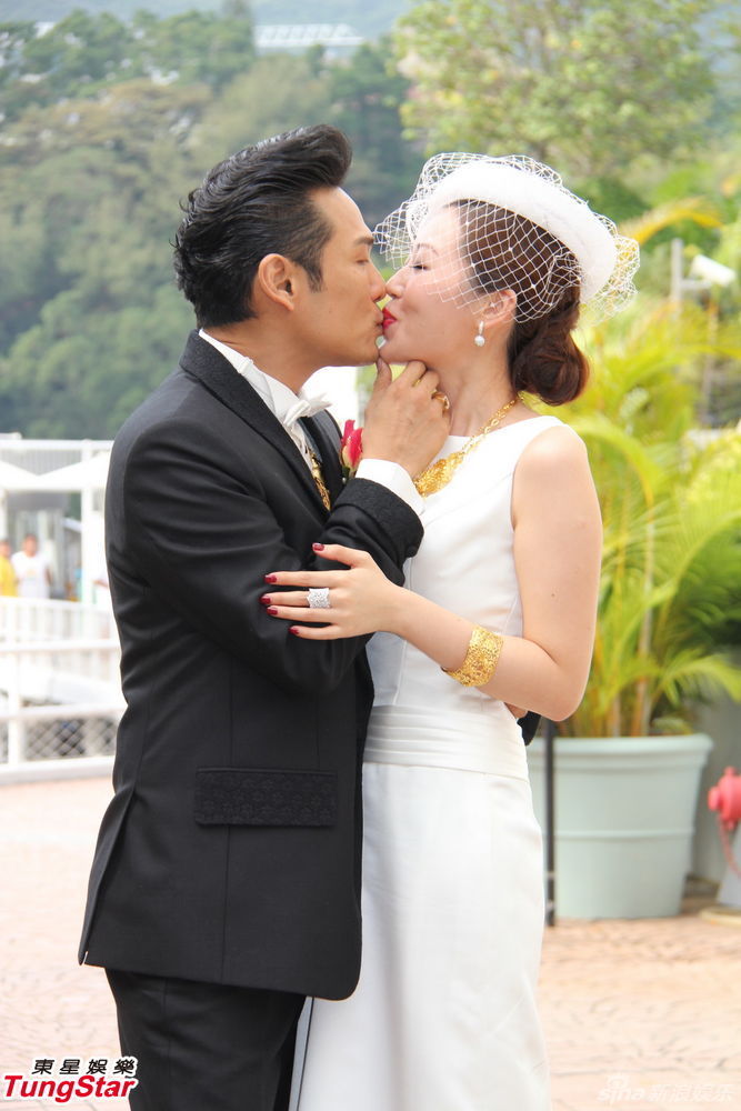 新浪娱乐讯 11月11日,50岁的杜德伟在"光棍节"举行婚礼,迎娶26岁的