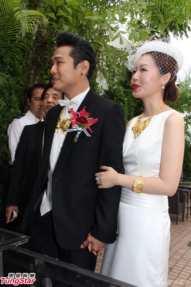 新浪娱乐讯 11月11日,50岁的杜德伟在"光棍节"举行婚礼,迎娶26岁的