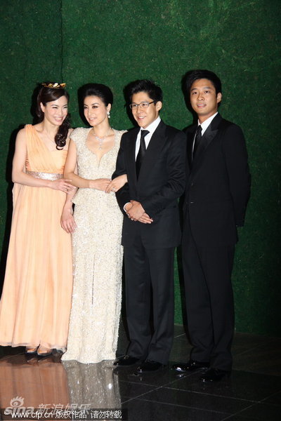 组图:晶刚婚宴 伴郎伴娘霍启山吴敏霞与晶刚合影_高清图集_新浪网