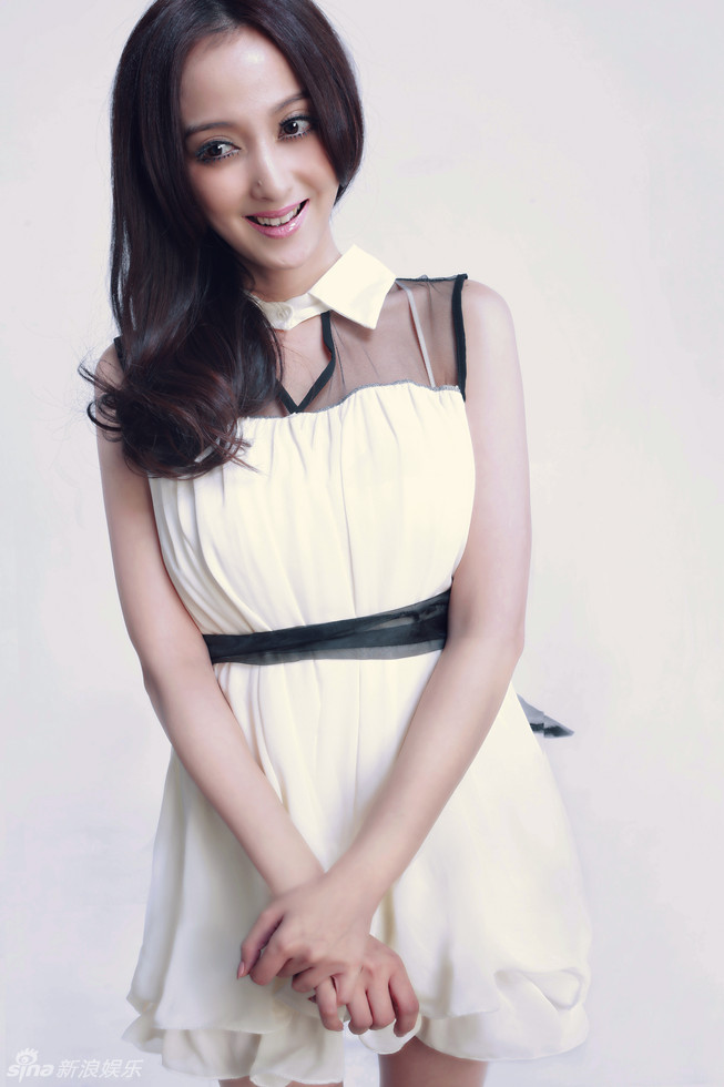 组图:陈一诺清新写真曝光 明朗微笑_高清图集_新浪网