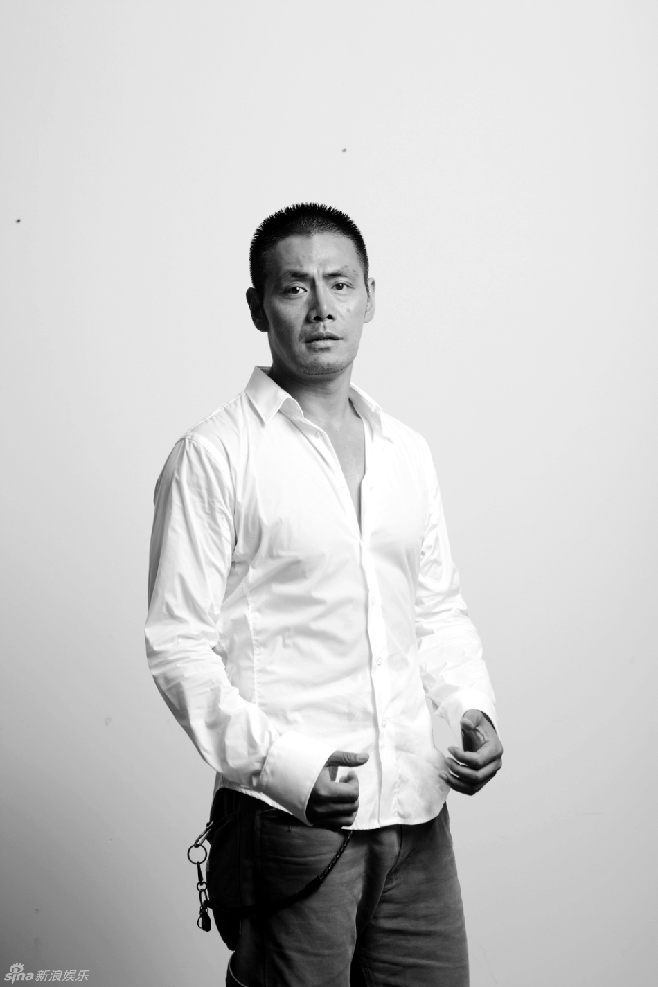 组图:邵兵黑白原色大片 展文艺气质_高清图集_新浪网