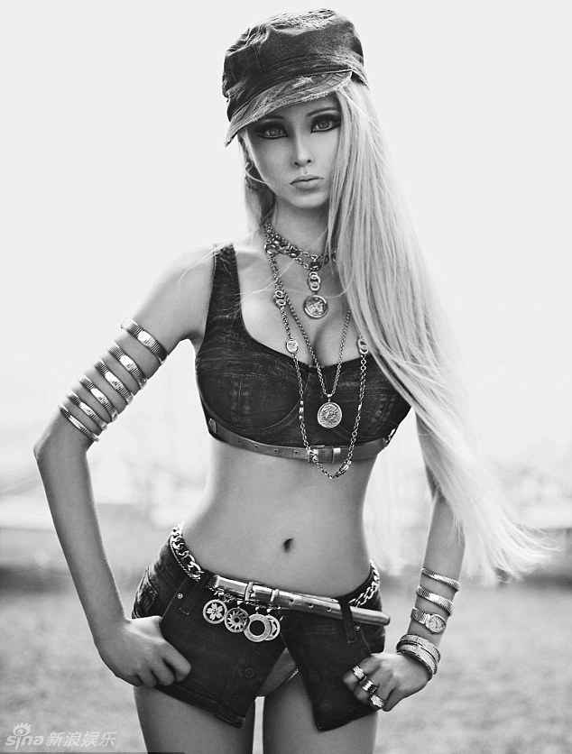 乌克兰真人芭比瓦莱里娅化身牛仔女孩 秀巨胸纤腰