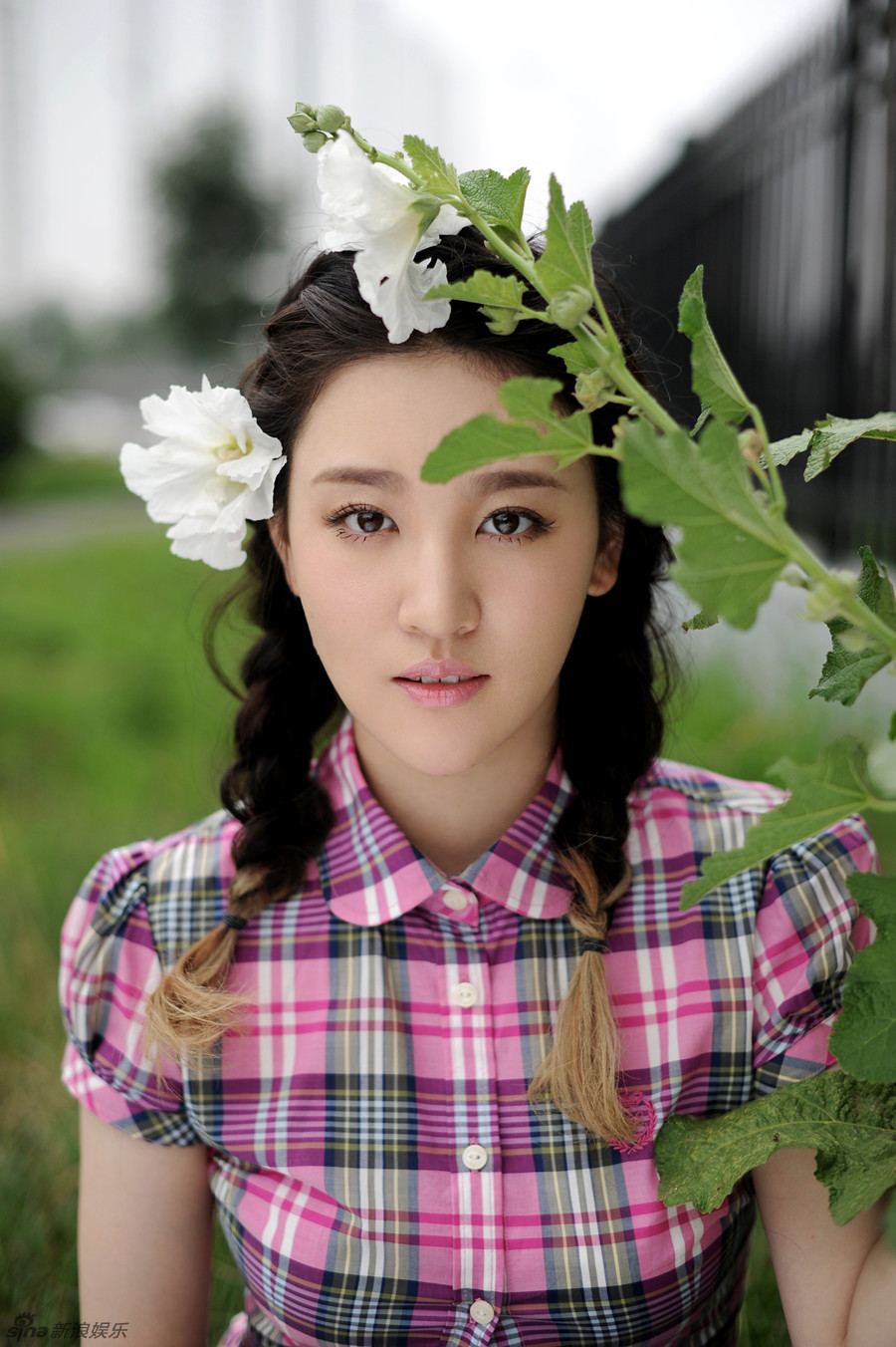 新浪娱乐讯 近日,青年演员刘筱筱曝光了一组全新森女风写真,片中