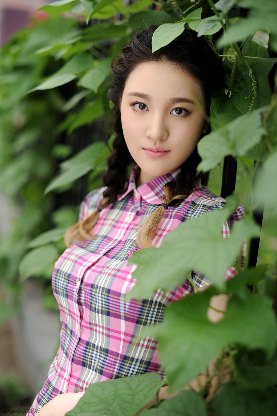 新浪娱乐讯 近日,青年演员刘筱筱曝光了一组全新森女风写真,片中