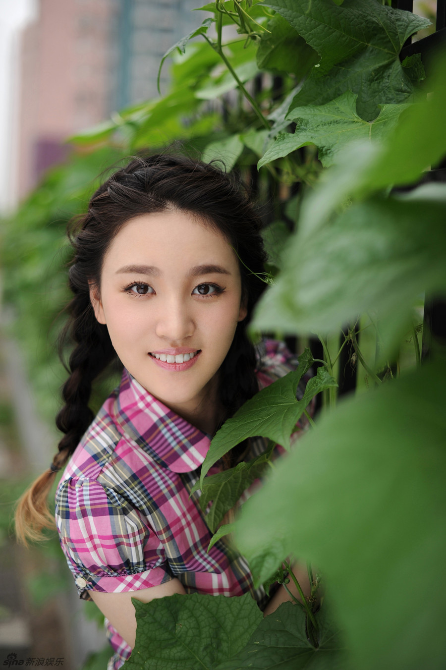 新浪娱乐讯 近日,青年演员刘筱筱曝光了一组全新森女风写真,片中