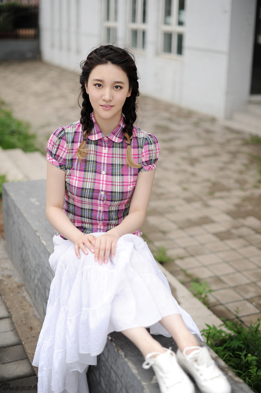 新浪娱乐讯 近日,青年演员刘筱筱曝光了一组全新森女风写真,片中