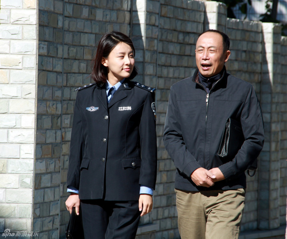 新浪娱乐讯 《无贼》近日正在大连热拍,剧中,孙海英扮演的派出所所长
