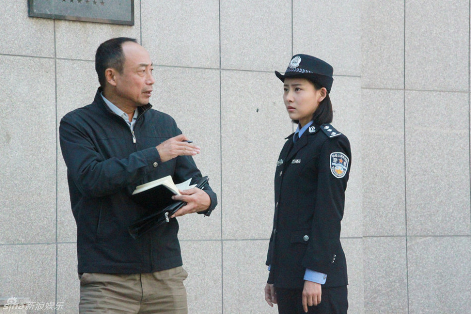 《无贼》近日正在大连热拍,剧中,孙海英扮演的派出所所长帮助徒弟贾青