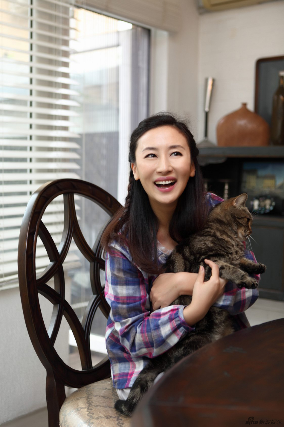 石琳居家写真与爱猫嬉戏