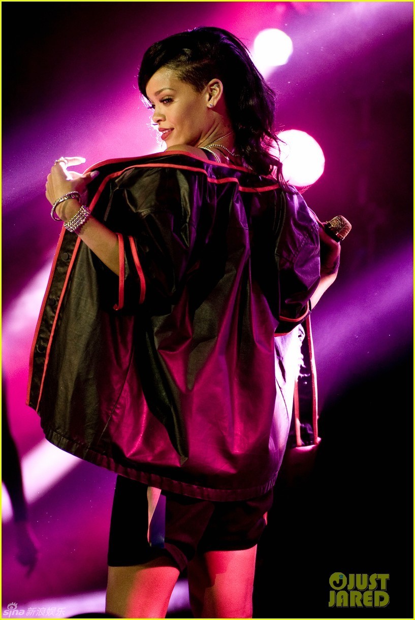 蕾哈娜巡演激情献唱 大秀好身材