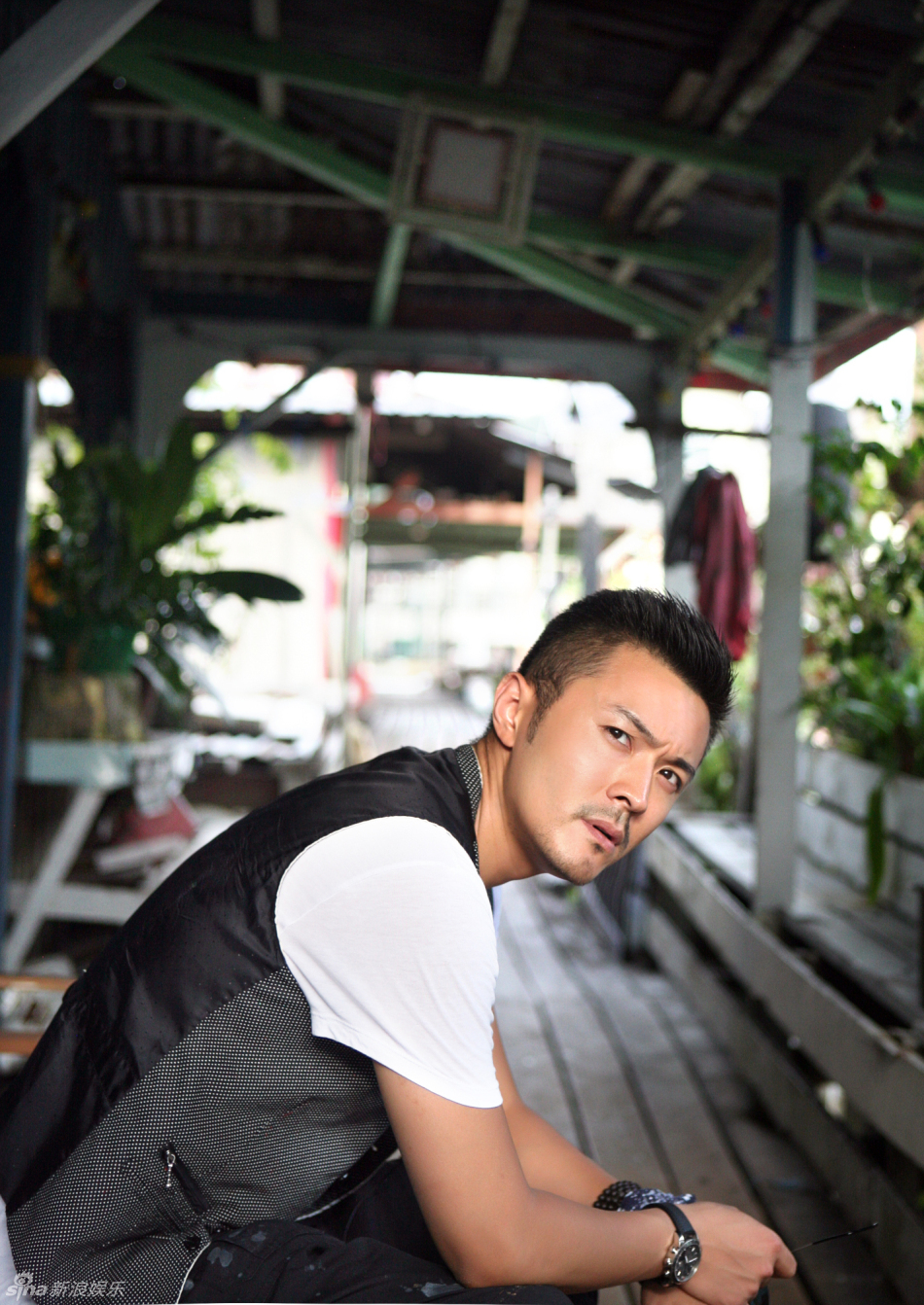 "旅行者"于小伟赴文莱街拍简约时尚