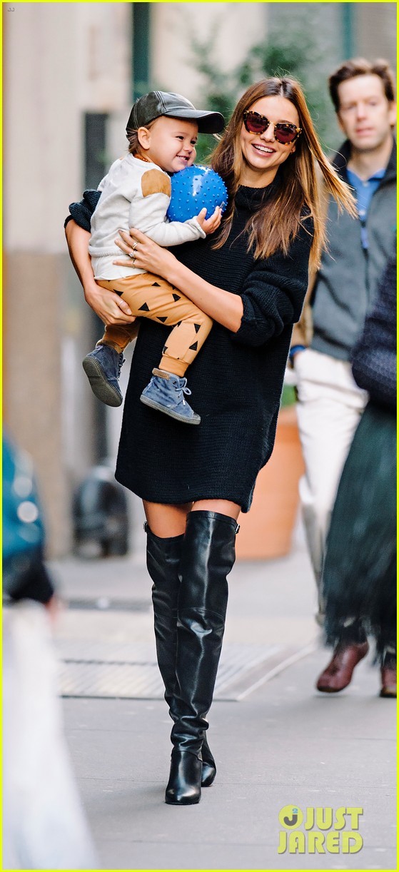 组图:超模辣妈米兰达抱儿子出游 小帅哥拿球萌笑_高清图集_新浪网