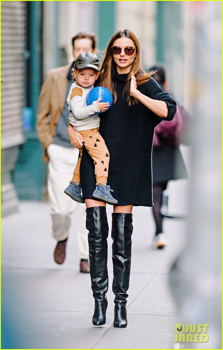 组图:超模辣妈米兰达抱儿子出游 小帅哥拿球萌笑_高清图集_新浪网