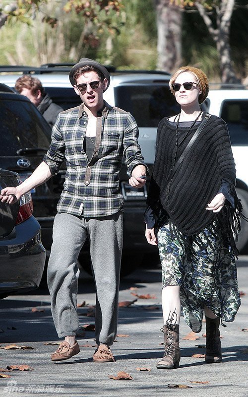 杰米-贝尔与妻子蕾切尔-伍德恩爱购物