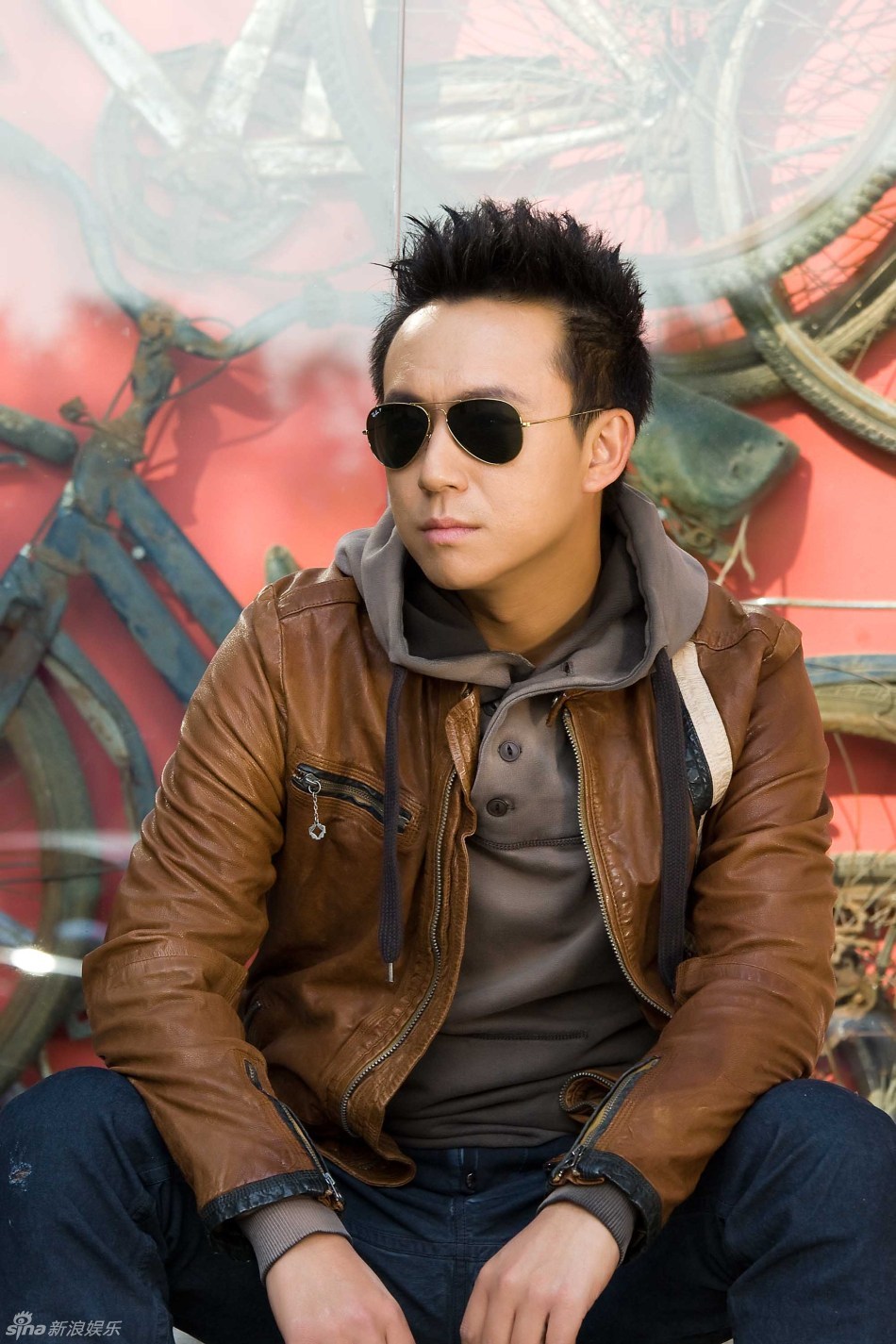 刘亭作最新街拍 古铜肤色帅气潇洒