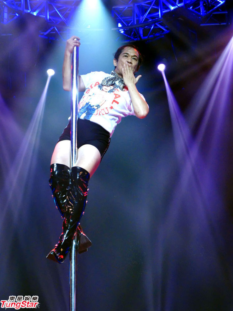 60岁退休男干部挑战钢管舞 舞姿不输职业舞者