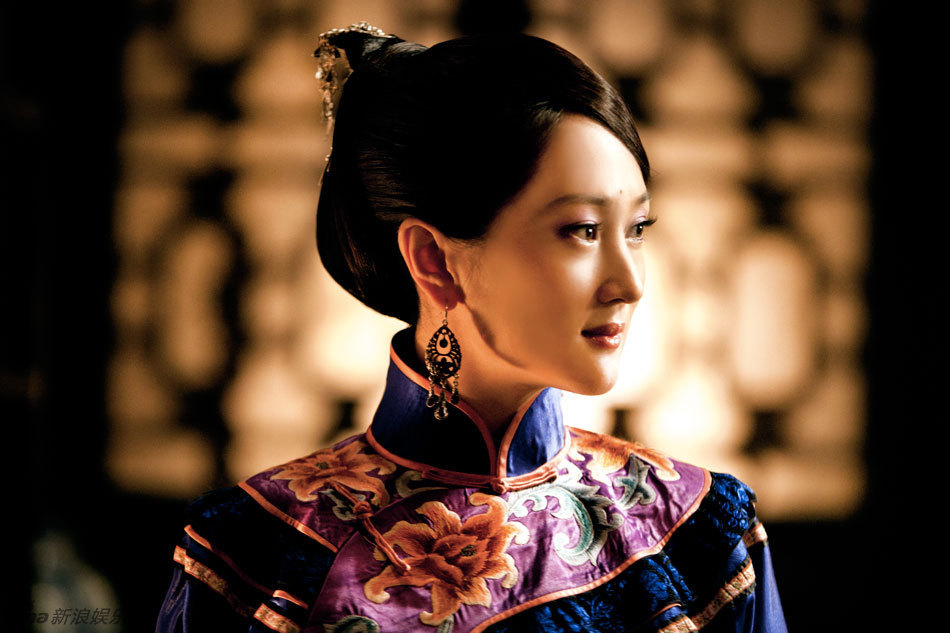 许还幻旗袍装韵味十足