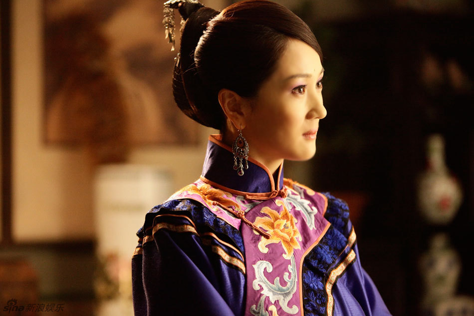 许还幻旗袍装韵味十足