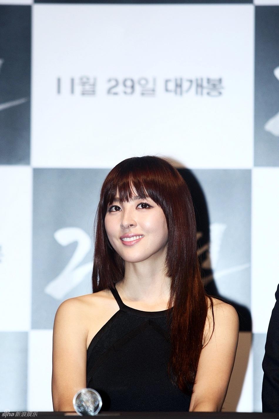 高清组图:韩片《26年》试映 任瑟雍架拐出席