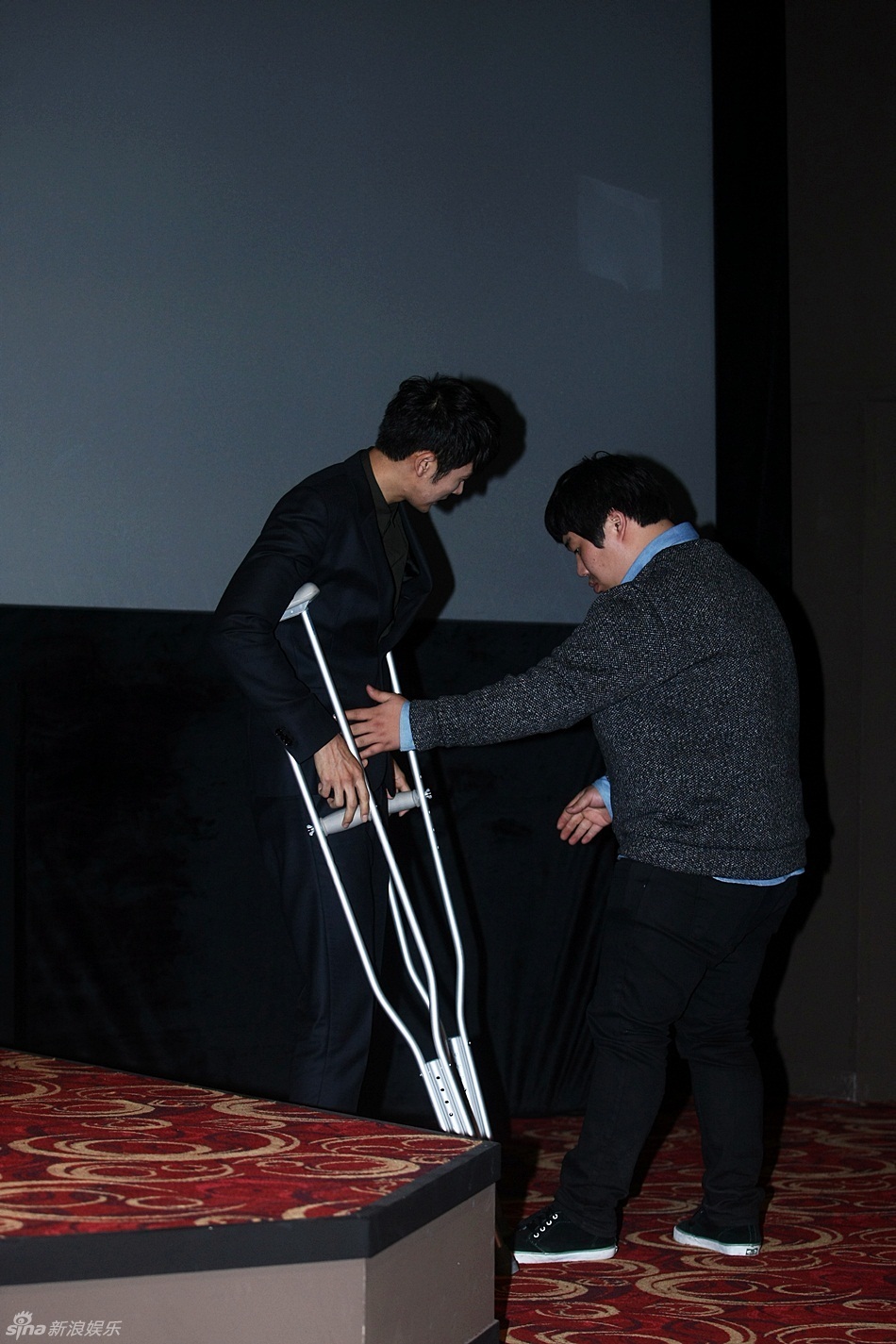 高清组图:韩片《26年》试映 任瑟雍架拐出席_高清图集_新浪网