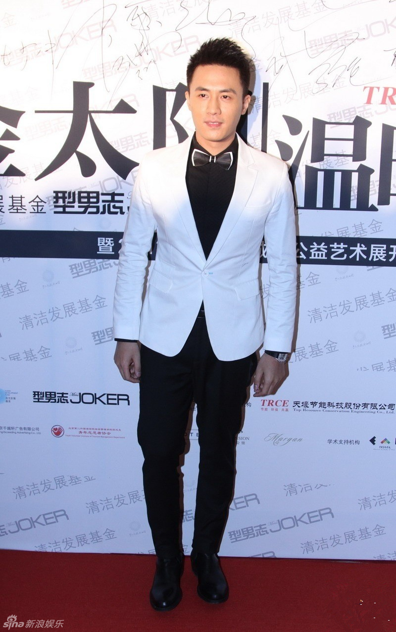 杜淳身穿纯白西装帅气有型,彰显其时尚品位与型男潮范.
