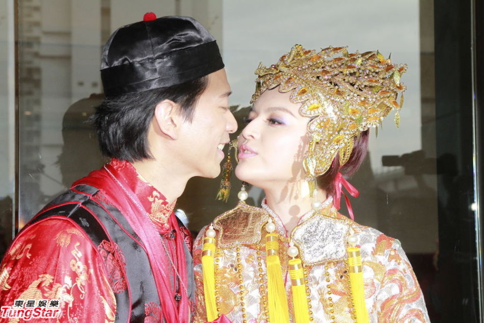 新浪娱乐讯 11月23日,香港唱作人郭伟亮与叶佩雯在结婚一年后补摆婚宴