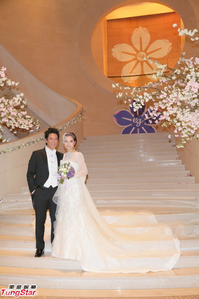 组图:叶佩雯郭伟亮浪漫大婚 陈奕迅喜当兄弟团