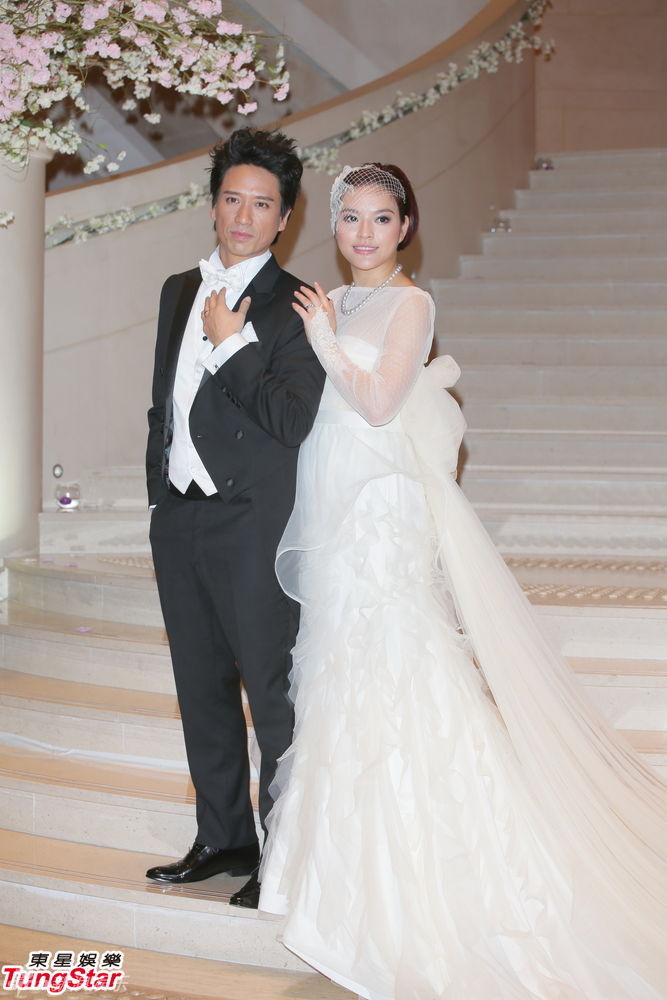 组图:叶佩雯郭伟亮浪漫大婚 陈奕迅喜当兄弟团